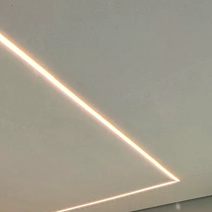 Teto do consultório: duas linhas de LED embutidas que se encontram em ângulo